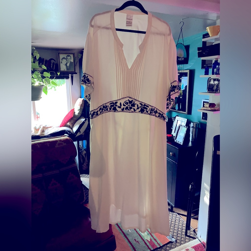 Roaman’s 36W White Embroidered Black Detailing Boho Dress with tie back.